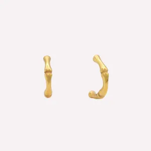 BAMBOO HUGGIE HOOP EARRINGS IN GOLD